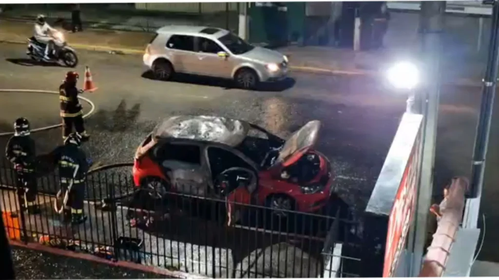 Carro pega fogo e fica destruído em rua de Caçador