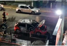 Carro pega fogo e fica destruído em rua de Caçador Carro pega fogo e fica destruído em rua de Caçador