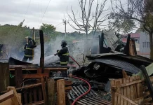 Incêndio destrói casa e deixa seis pessoas desalojadas em Caçador Incêndio destrói casa e deixa seis pessoas desalojadas em Caçador