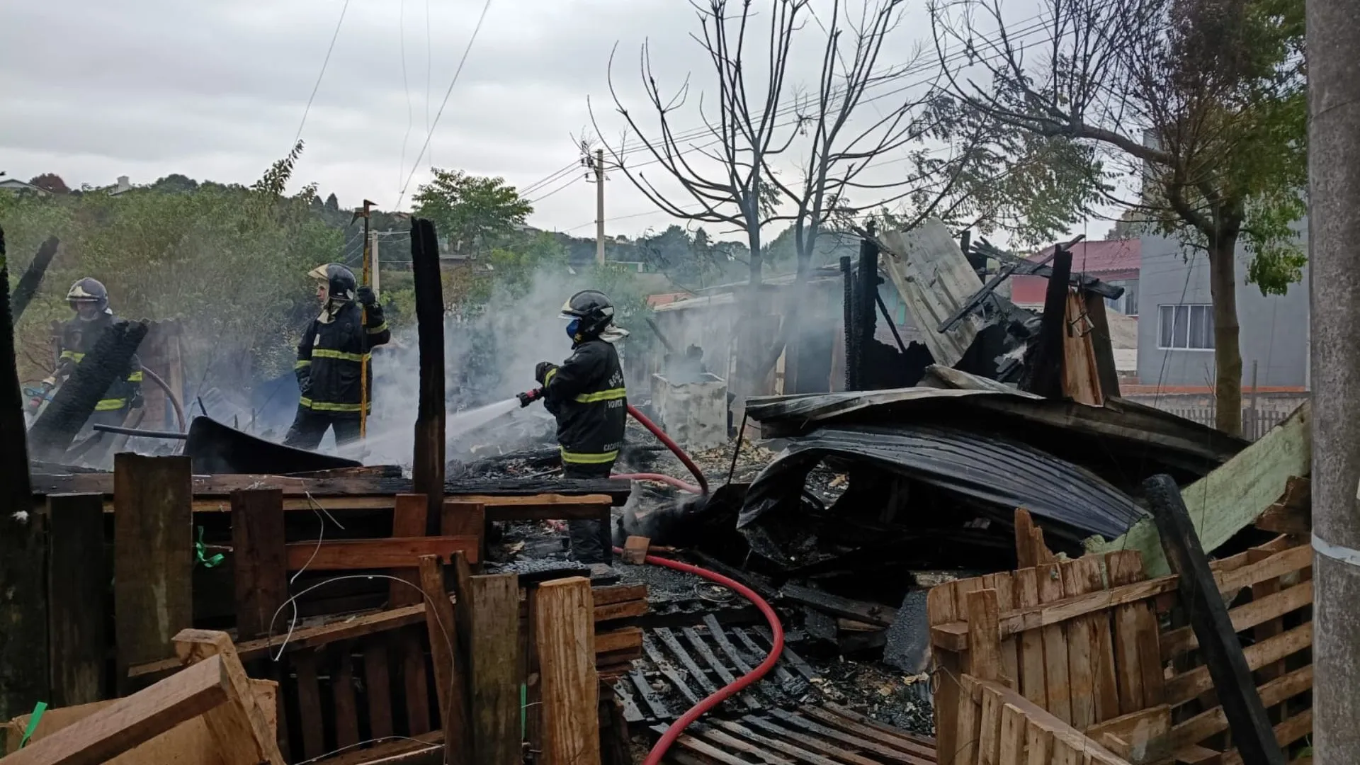 Incêndio destrói casa e deixa seis pessoas desalojadas em Caçador