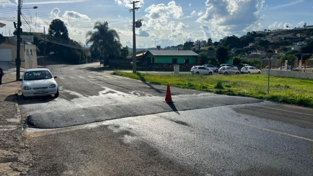 Prefeitura implanta lombada em frente à creche no Alto Bonito