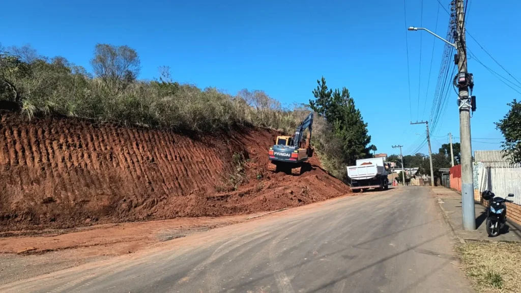 Obras na rua Luiz Tortatto em Caçador exigem cuidado redobrado nas vias