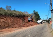 Obras na rua Luiz Tortatto em Caçador exigem cuidado de motoristas e pedestres Obras na rua Luiz Tortatto em Caçador exigem cuidado redobrado nas vias