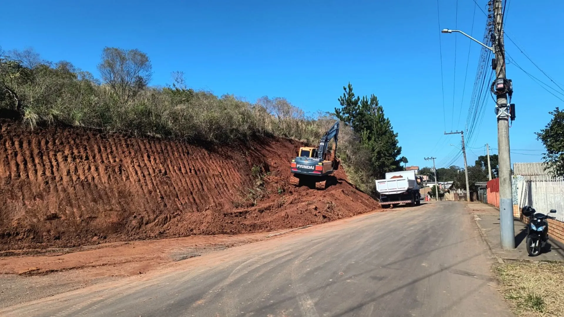 Obras na rua Luiz Tortatto em Caçador exigem cuidado redobrado nas vias