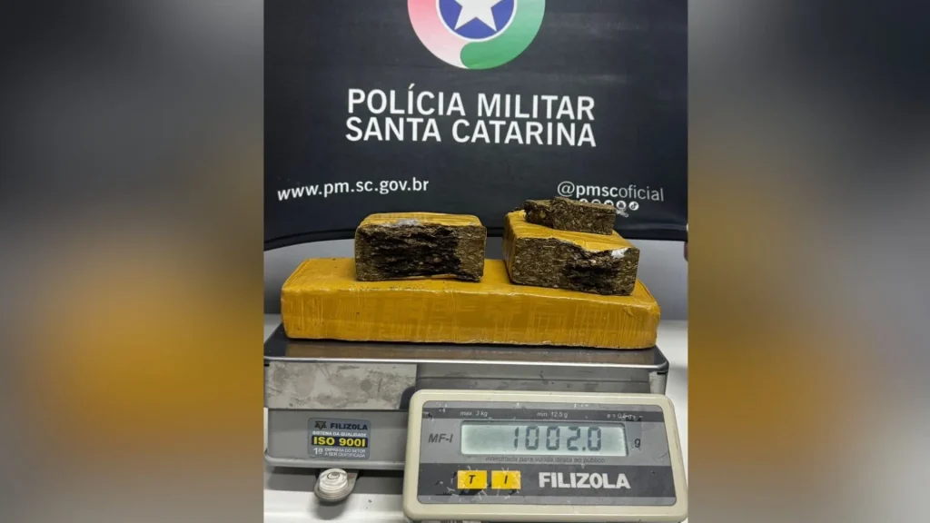 PM apreende 1 kg de maconha e prende suspeito em Caçador