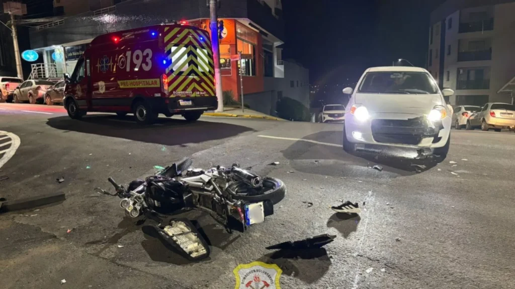 Motociclista fica ferido em acidente no centro de Caçador
