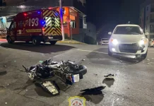 Motociclista fica ferido em acidente no centro de Caçador Motociclista fica ferido em acidente no centro de Caçador