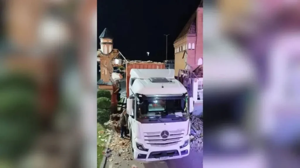 Caminhão destrói cartão-postal na entrada de cidade catarinense