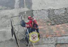Operário é resgatado após ficar suspenso em obra em Caçador Operário é resgatado após ficar suspenso em obra em Caçador
