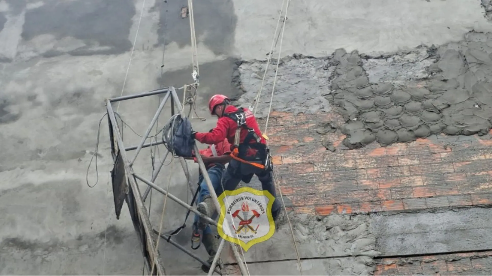 Operário é resgatado após ficar suspenso em obra em Caçador
