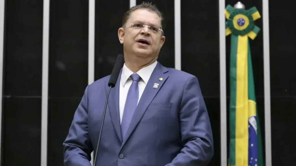 PL anuncia apoio ao fim da escala 6x1 e propõe jornada 4x3