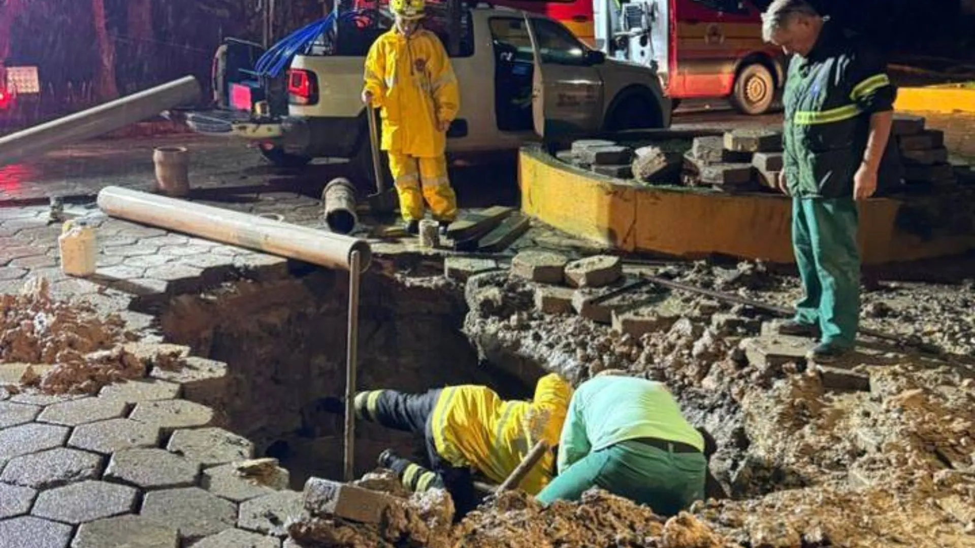Homem é salvo após ficar soterrado em vala da Casan
