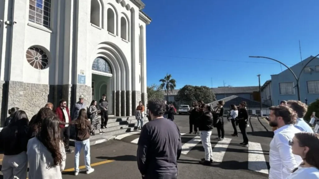 Visita guiada reconhece patrimônio histórico arquitetônico de Caçador