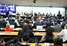 Comissão aprova PEC que reduz jornada e acaba com escala 6×1 Comissão aprova PEC que reduz jornada e acaba com escala 6x1