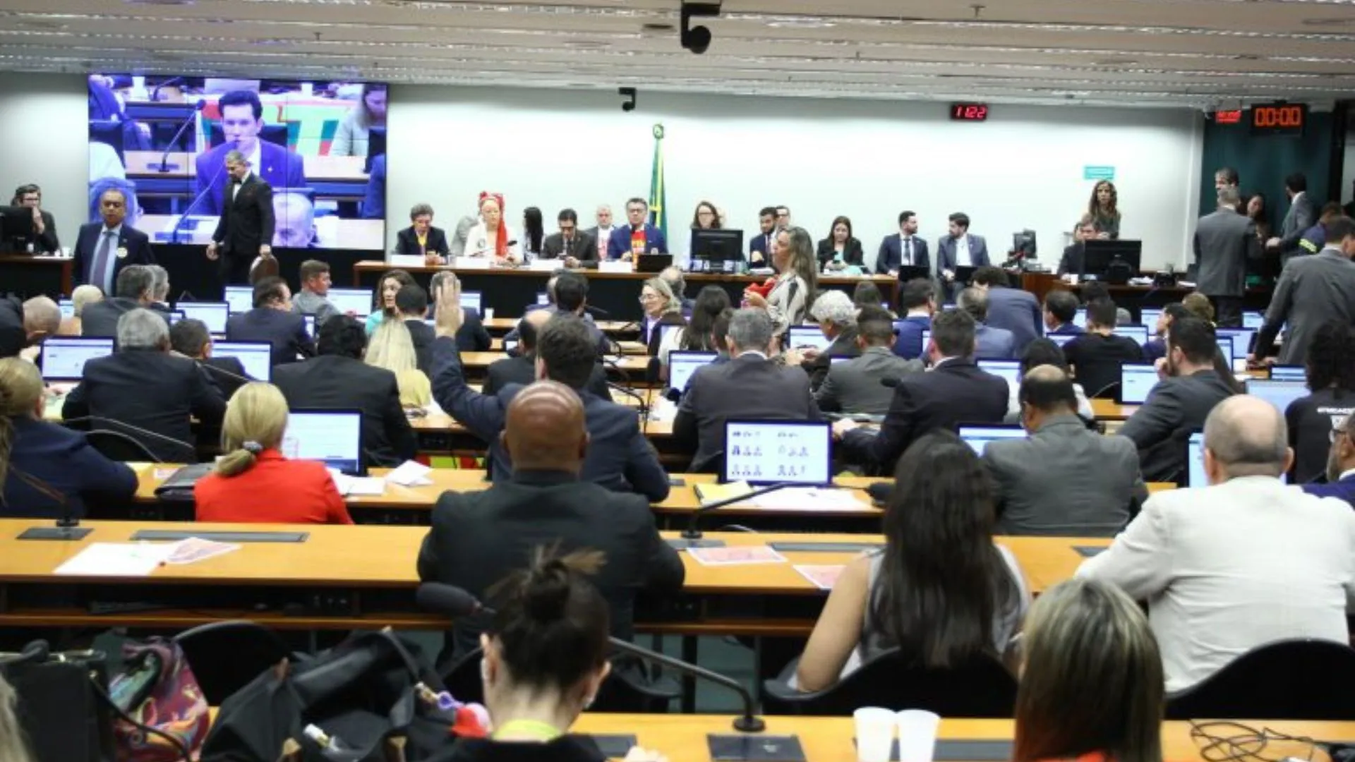 Comissão aprova PEC que reduz jornada e acaba com escala 6x1