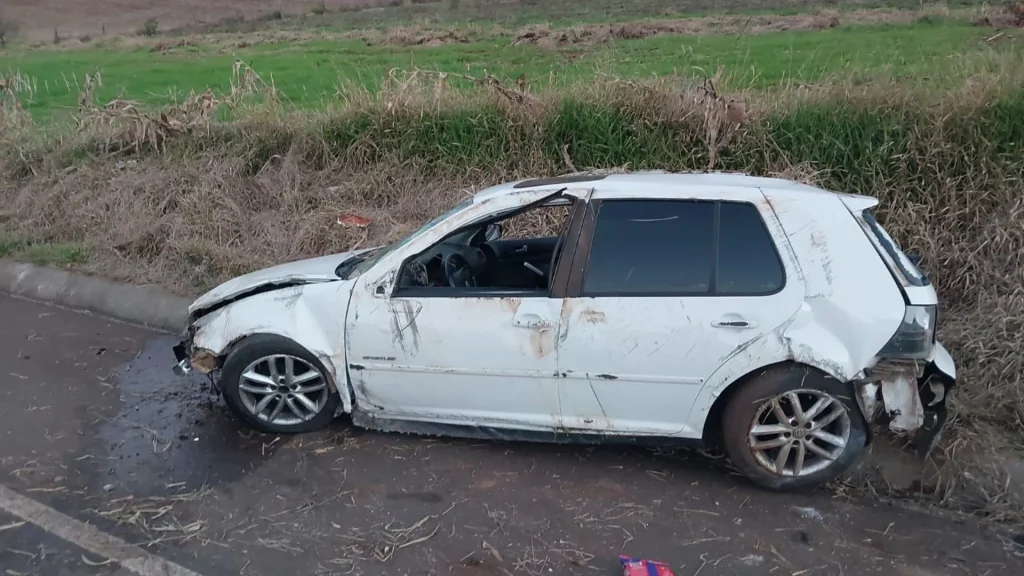 Motorista é lançado para fora do carro após acidente na SC-135 em Videira