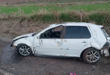 Motorista é lançado para fora do carro após acidente na SC-135 em Videira Motorista é lançado para fora do carro após acidente na SC-135 em Videira