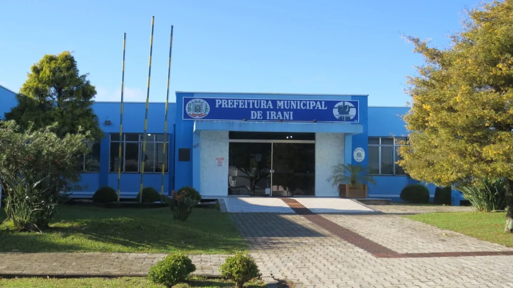 Ex-prefeito do Meio-Oesté condenado por promoção pessoal com recursos públicos