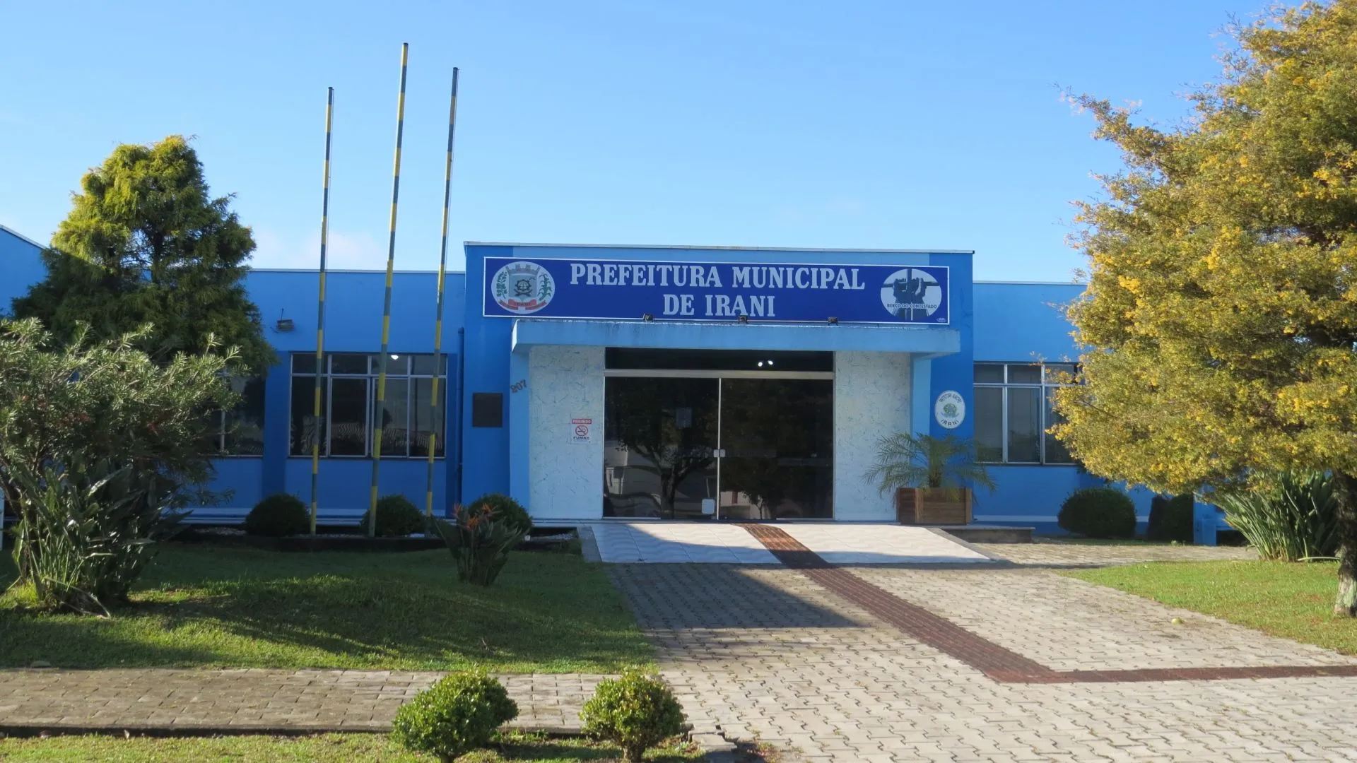 Ex-prefeito do Meio-Oesté condenado por promoção pessoal com recursos públicos