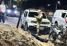 Assalto em Curitibanos termina com suspeito morto e outro ferido após troca de tiros Assalto em Curitibanos termina com suspeito morto e outro ferido após troca de tiros