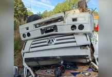 Motorista perde controle de caminhão e passageiro é resgatado em estado grave Motorista perde controle de caminhão e passageiro é resgatado em estado grave