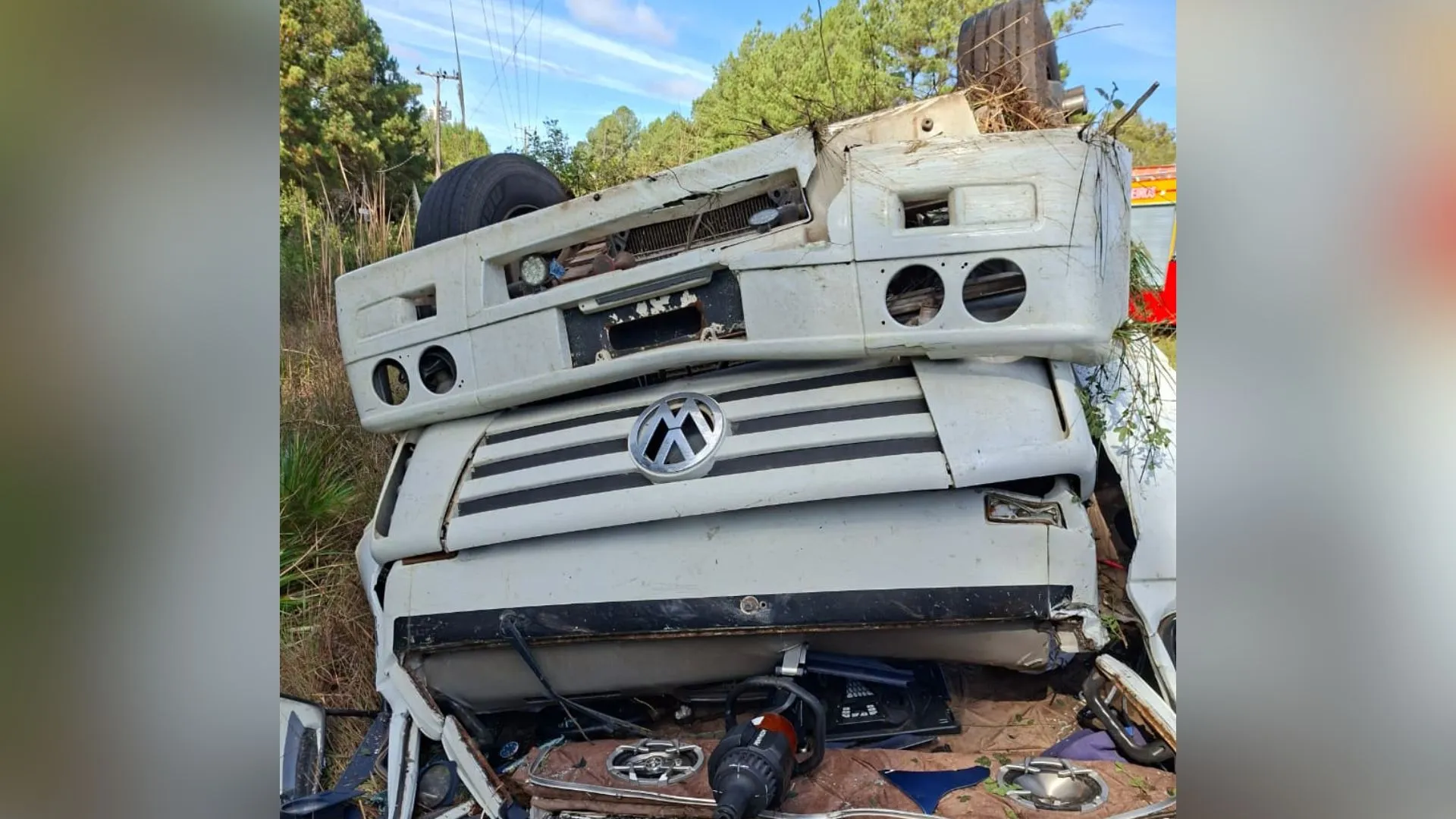 Motorista perde controle de caminhão e passageiro é resgatado em estado grave