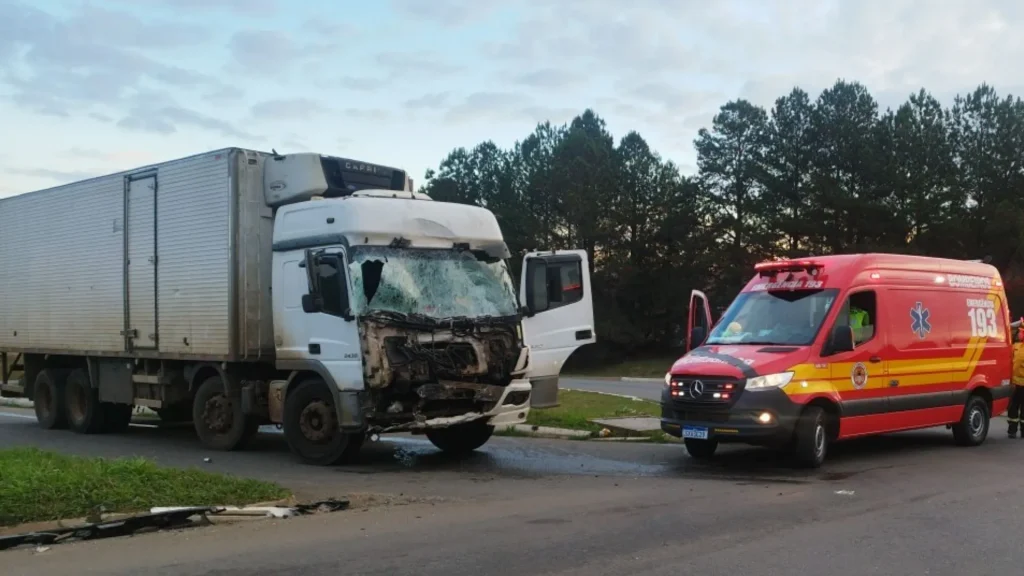 Colisão entre caminhões na BR-282 deixa motorista ferido em Campos Novos