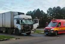 Colisão entre caminhões na BR-282 deixa motorista ferido em Campos Novos Colisão entre caminhões na BR-282 deixa motorista ferido em Campos Novos
