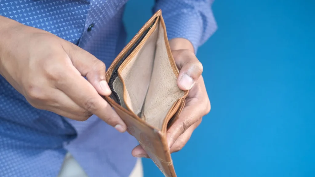 67% dos brasileiros dizem que conseguem comprar menos do que há um ano