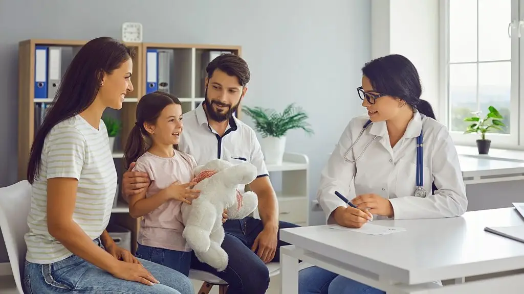 Nova lei garante presença de pai e mãe em consultas médicas de crianças em SC