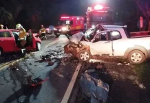 Duas pessoas morrem após grave colisão frontal no Oeste Duas pessoas morrem após grave colisão frontal no Oeste