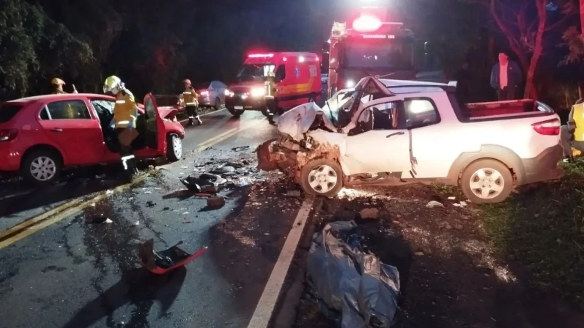 Duas pessoas morrem após grave colisão frontal no Oeste