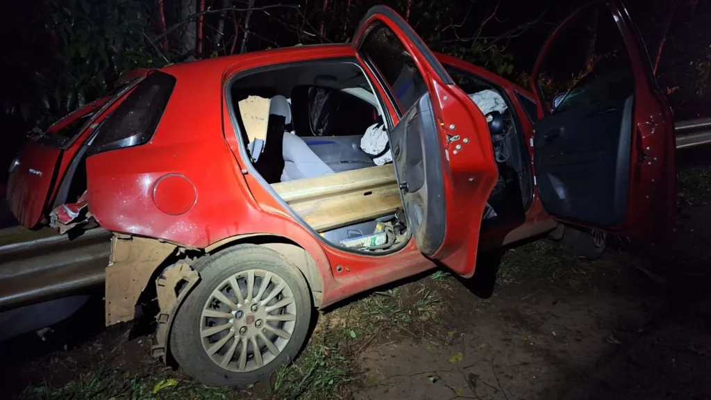 Motorista sai ilesa após guard rail atravessar carro em grave acidente no Oeste