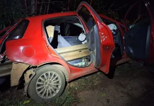 Motorista sai ilesa após guard rail atravessar carro em grave acidente no Oeste Motorista sai ilesa após guard rail atravessar carro em grave acidente no Oeste