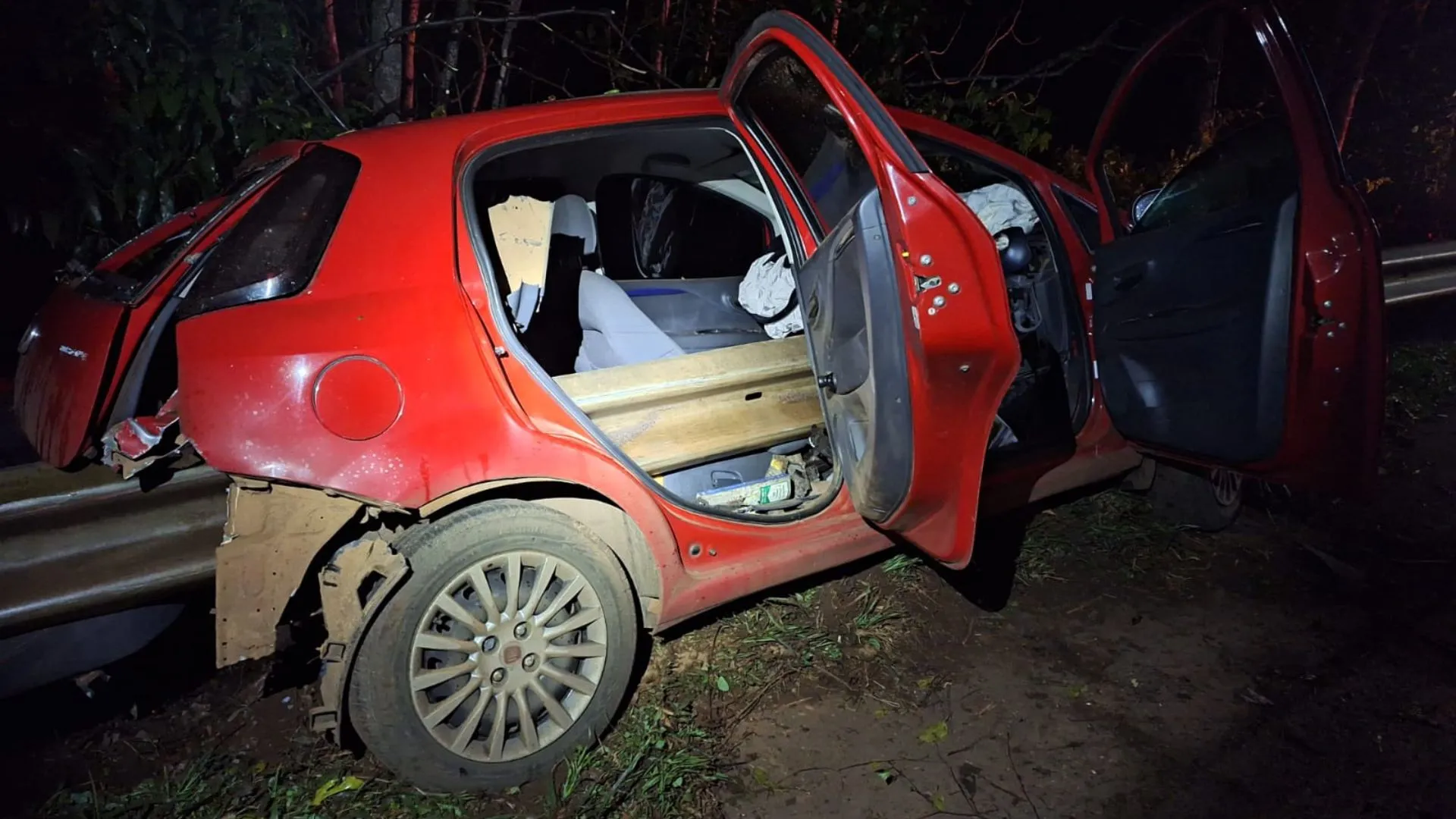 Motorista sai ilesa após guard rail atravessar carro em grave acidente no Oeste