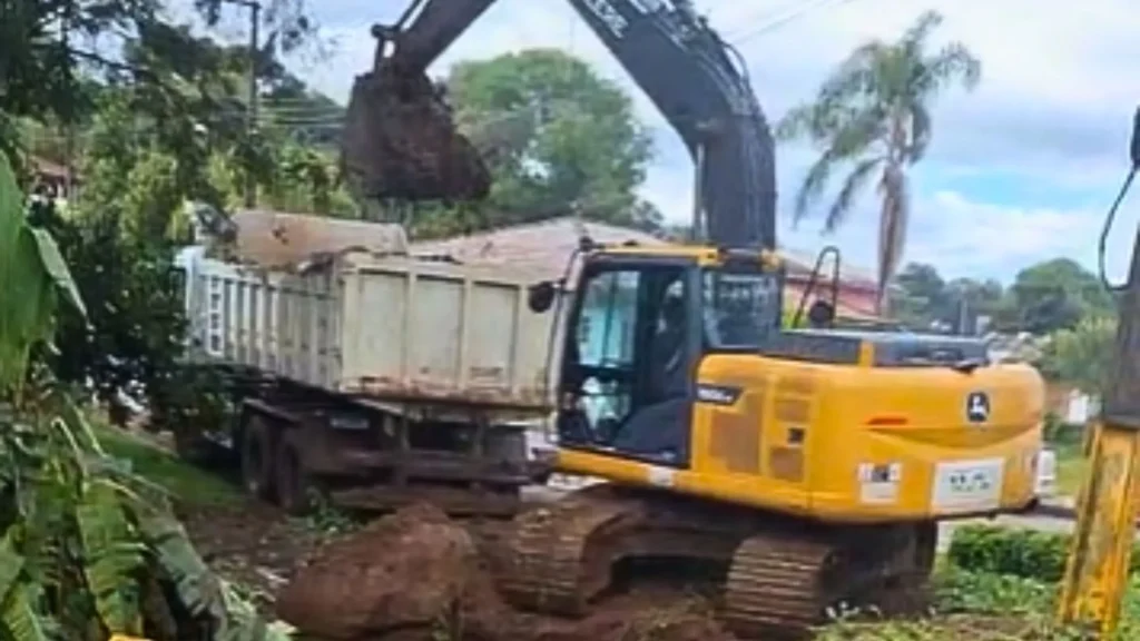 Prefeitura de Ibiam intensifica limpeza de rios para prevenir alagamentos e melhorar escoamento das águas