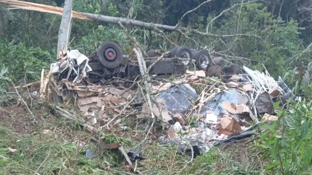Caminhoneiro morre após caminhão sair da pista e tombar na SC-155
