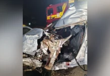 Motorista morre preso às ferragens após colisão frontal entre carro e caminhão na BR-282 Motorista morre preso às ferragens após colisão frontal entre carro e caminhão na BR-282