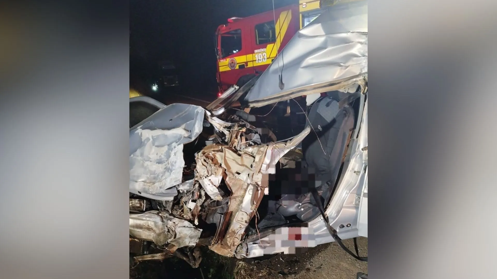 Motorista morre preso às ferragens após colisão frontal entre carro e caminhão na BR-282