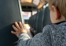 Mãe é presa após esquecer filhos de 2 e 5 anos em ponto de ônibus escolar em SC Mãe é presa após esquecer filhos de 2 e 5 anos em ponto de ônibus escolar em SC