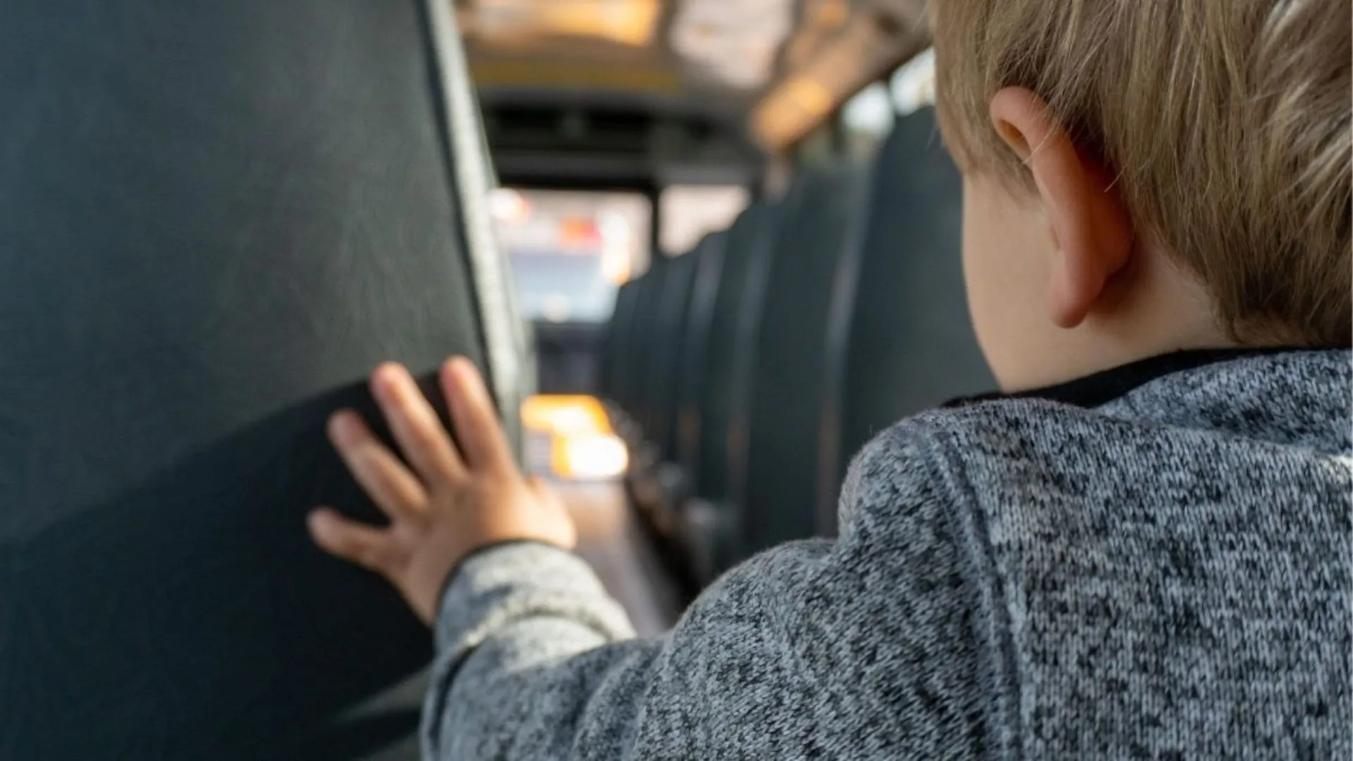 Mãe é presa após esquecer filhos de 2 e 5 anos em ponto de ônibus escolar em SC