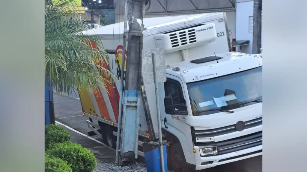 Acidente com caminhão provoca bloqueio da Rua XV de Novembro para troca de poste em Videira