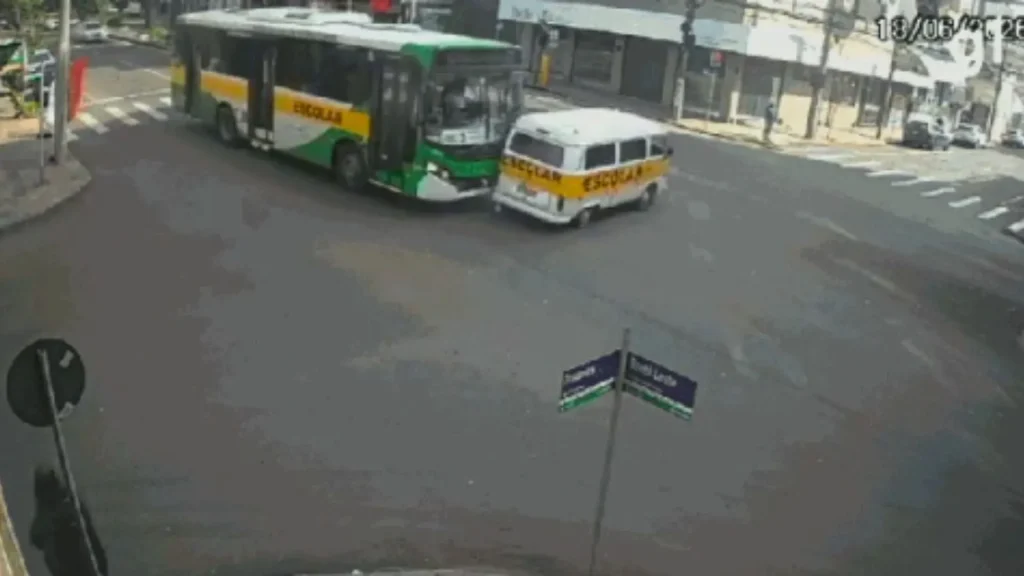 Acidente entre ônibus e van escolar deixa sete crianças feridas no RS