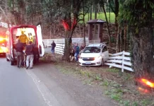 Carro da Prefeitura de Salto Veloso sai da pista e colide contra árvore na SC-464 Carro da Prefeitura de Arroio Trinta sai da pista e colide contra árvore na SC-464
