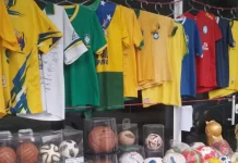Professor de SC reúne mais de mil itens da Copa do Mundo e expõe relíquias raras ao público Professor de SC reúne mais de mil itens da Copa do Mundo e expõe relíquias raras ao público