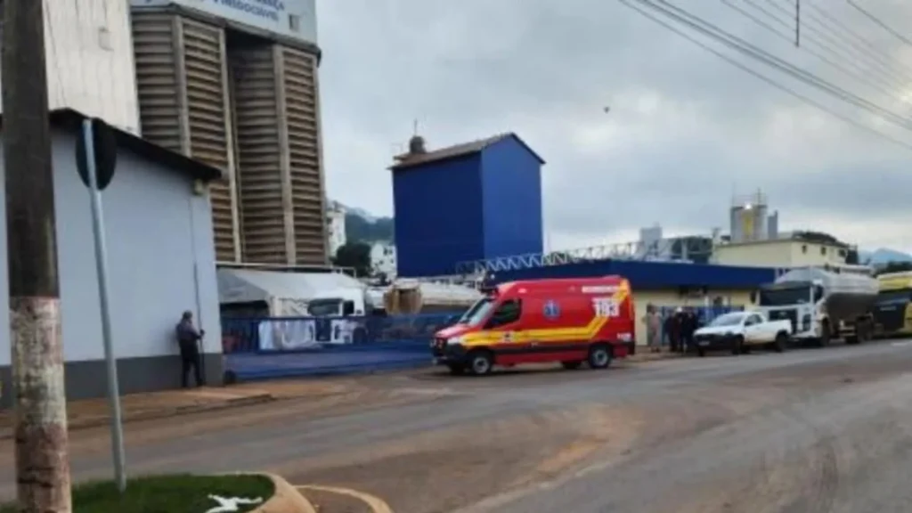 Homem é esfaqueado por colega de trabalho em frente a empresa no Oeste de SC