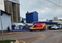 Homem é esfaqueado por colega de trabalho em frente a empresa no Oeste de SC Homem é esfaqueado por colega de trabalho em frente a empresa no Oeste de SC