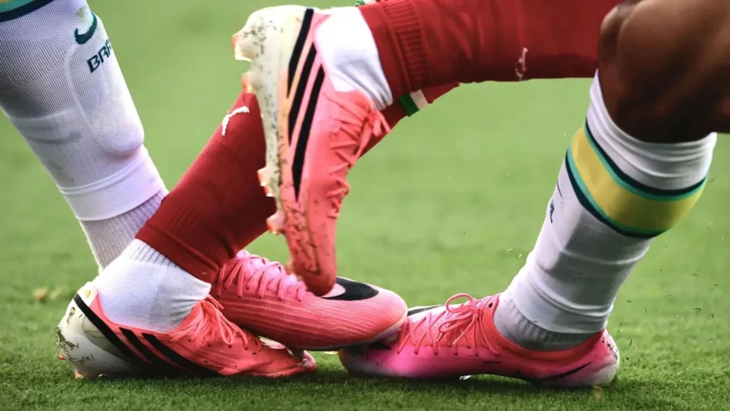 Por que tantos jogadores estão usando chuteiras rosas na Copa?