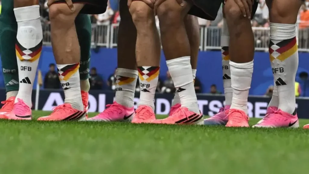 Por que tantos jogadores estão usando chuteiras rosas na Copa?