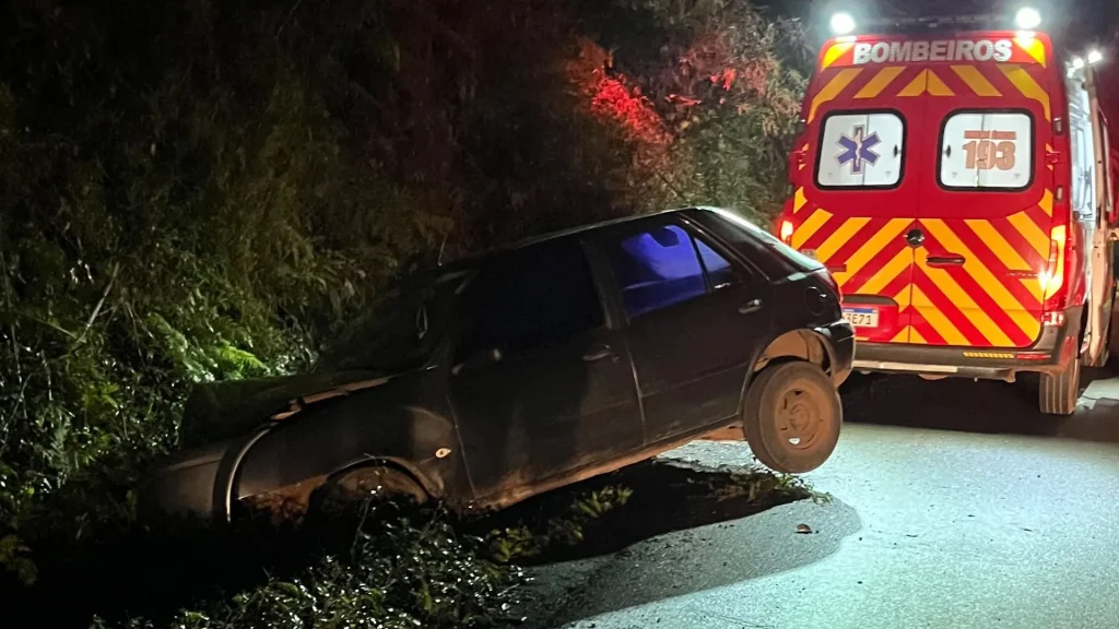 Mulher fica ferida após carro colidir contra barranco no interior de Tangará